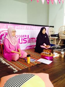 Mbak Liswanti salah satu admin di Blogger Muslimah bersama Bunda Novia Syahidah.